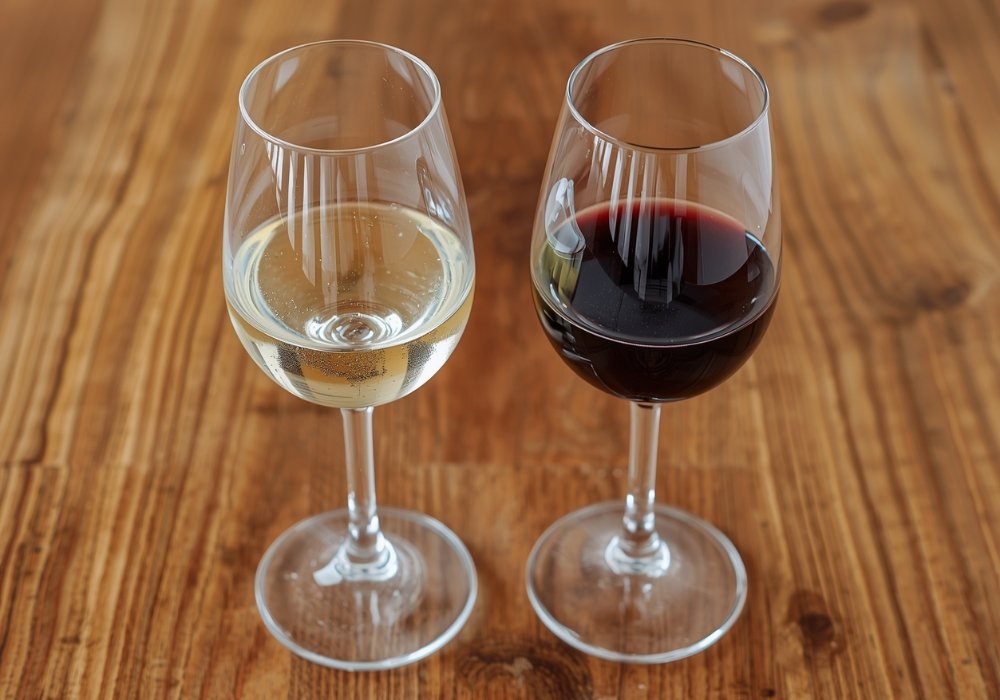 Weißwein oder Rotwein auf Tisch
